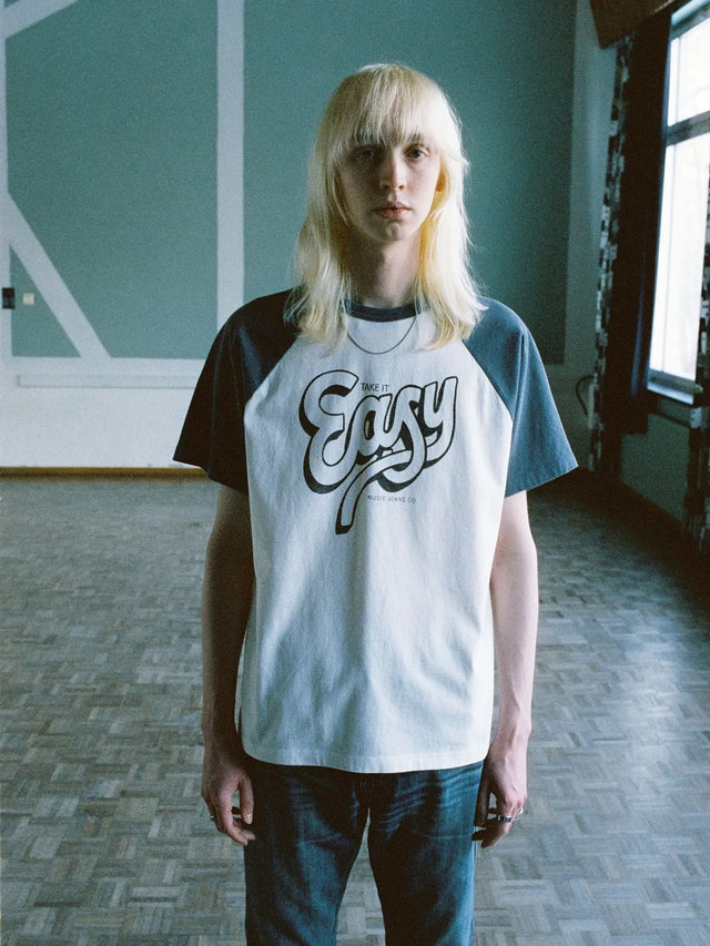 NUDIE JEANS - Roy Raglan T-shirt Take It Easy - Off White / Black